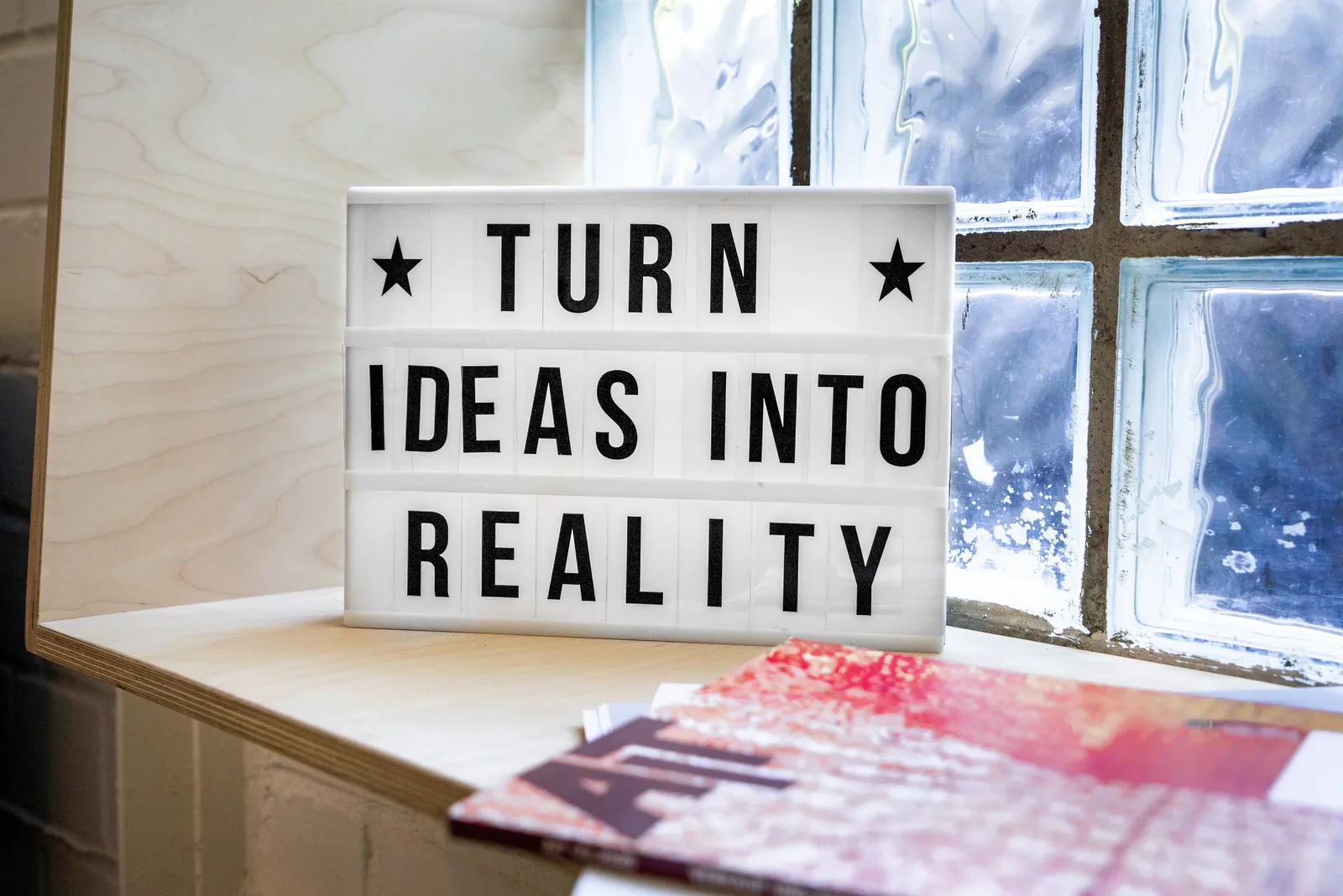 Leuchtkasten mit der Aufschrift „Turn ideas into reality“