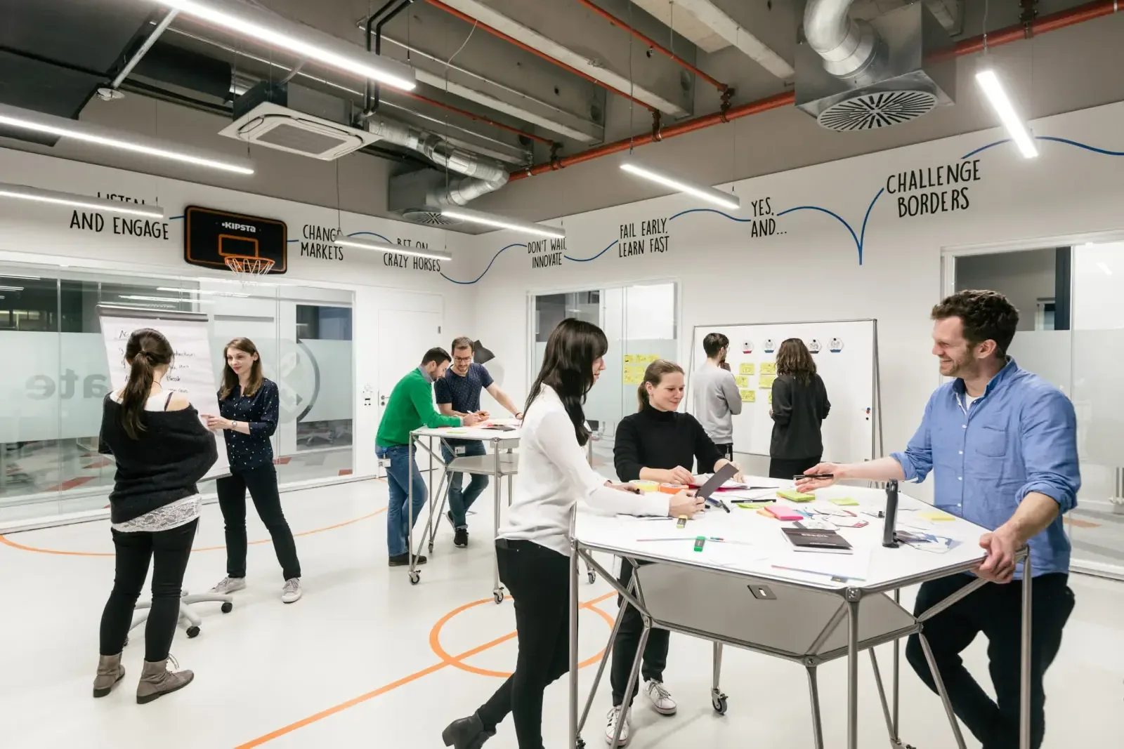 Gruppe arbeitet in einem Workshop-Raum