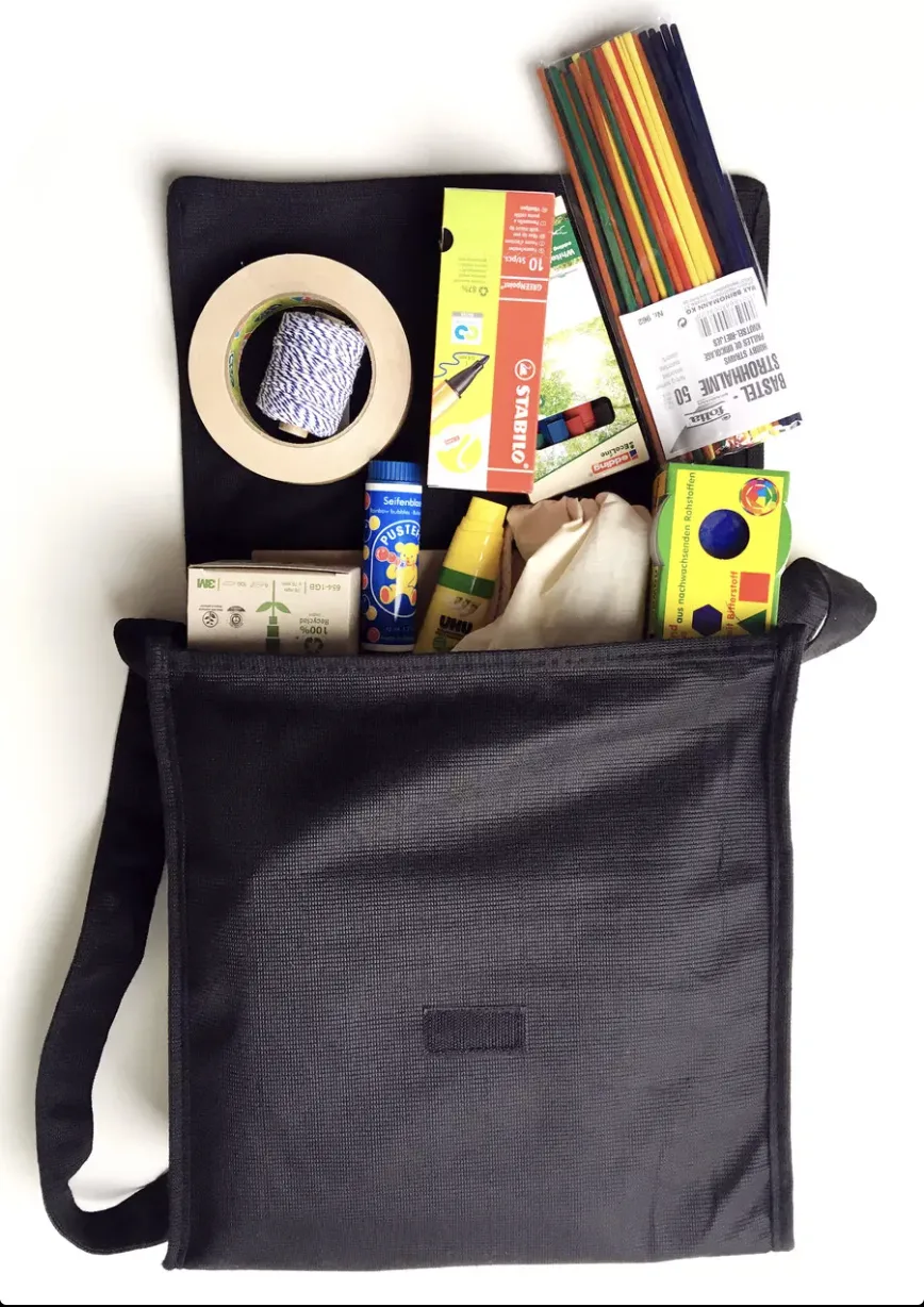 Makerbag: schwarze Umhängetasche mit Workshopmaterial von Tools for Tomorrow
