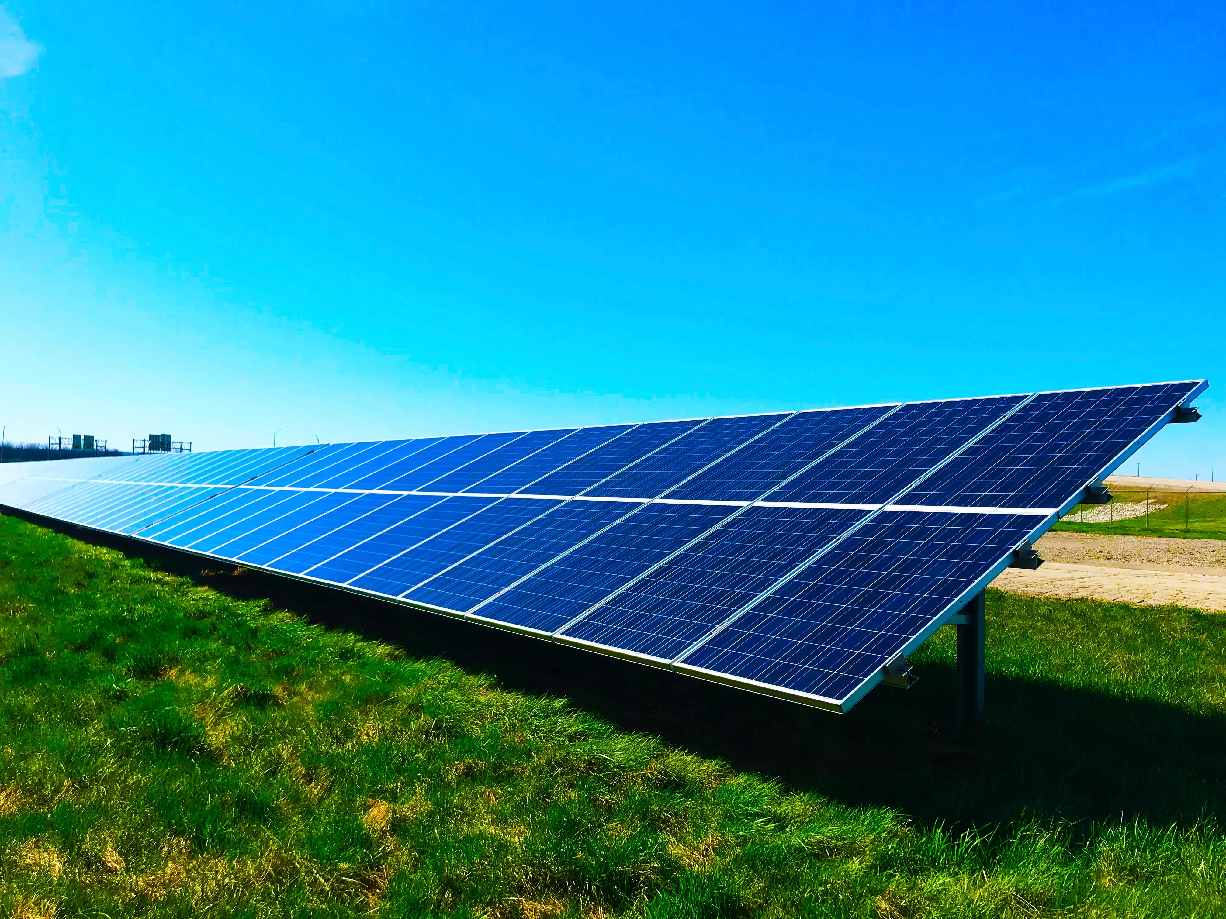 Solarpanele auf einem Feld unter blauem Himmel