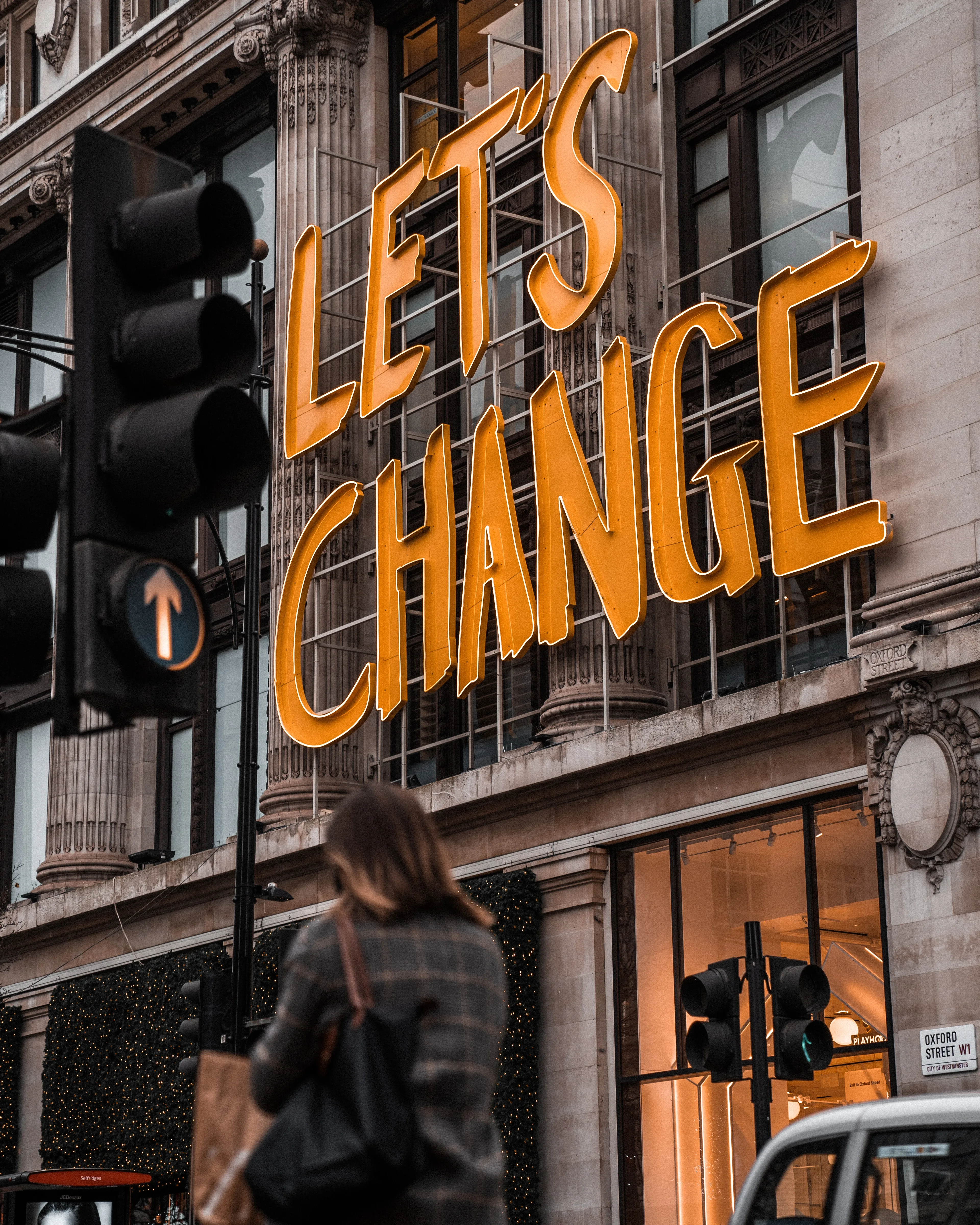‚Let’s Change’-Leuchtschrift an einer Straße